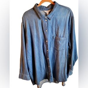 Next to New!  Women’s Old Navy Lightweight Denim Shirt Size 3X!